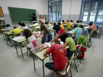 Alumnos atienden a su profesora en clase Alumnos atienden a su profesora en clase