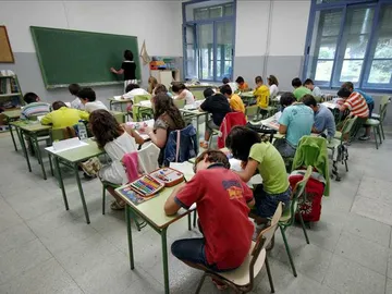 Alumnos atienden a su profesora en clase Alumnos atienden a su profesora en clase