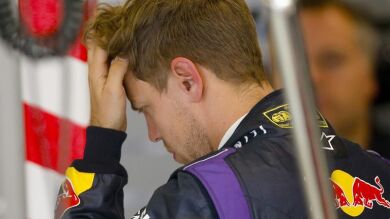 El RB9 deja tirado a Vettel en los Libres 3 por un problema en un sensor