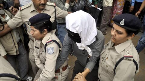 La ciudadana suiza es escoltada tras pasar los ex&aacute;menes m&eacute;dicos