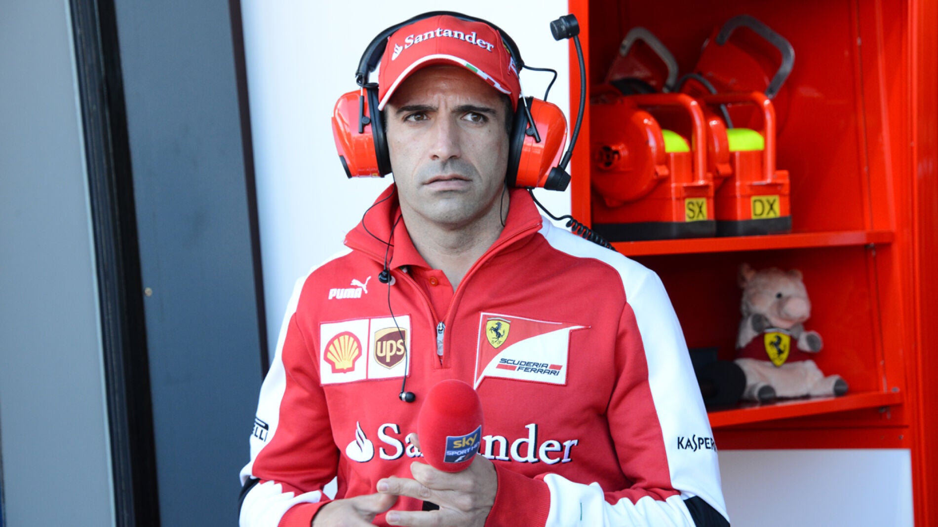 Marc Gen&eacute;, en el box de Ferrari