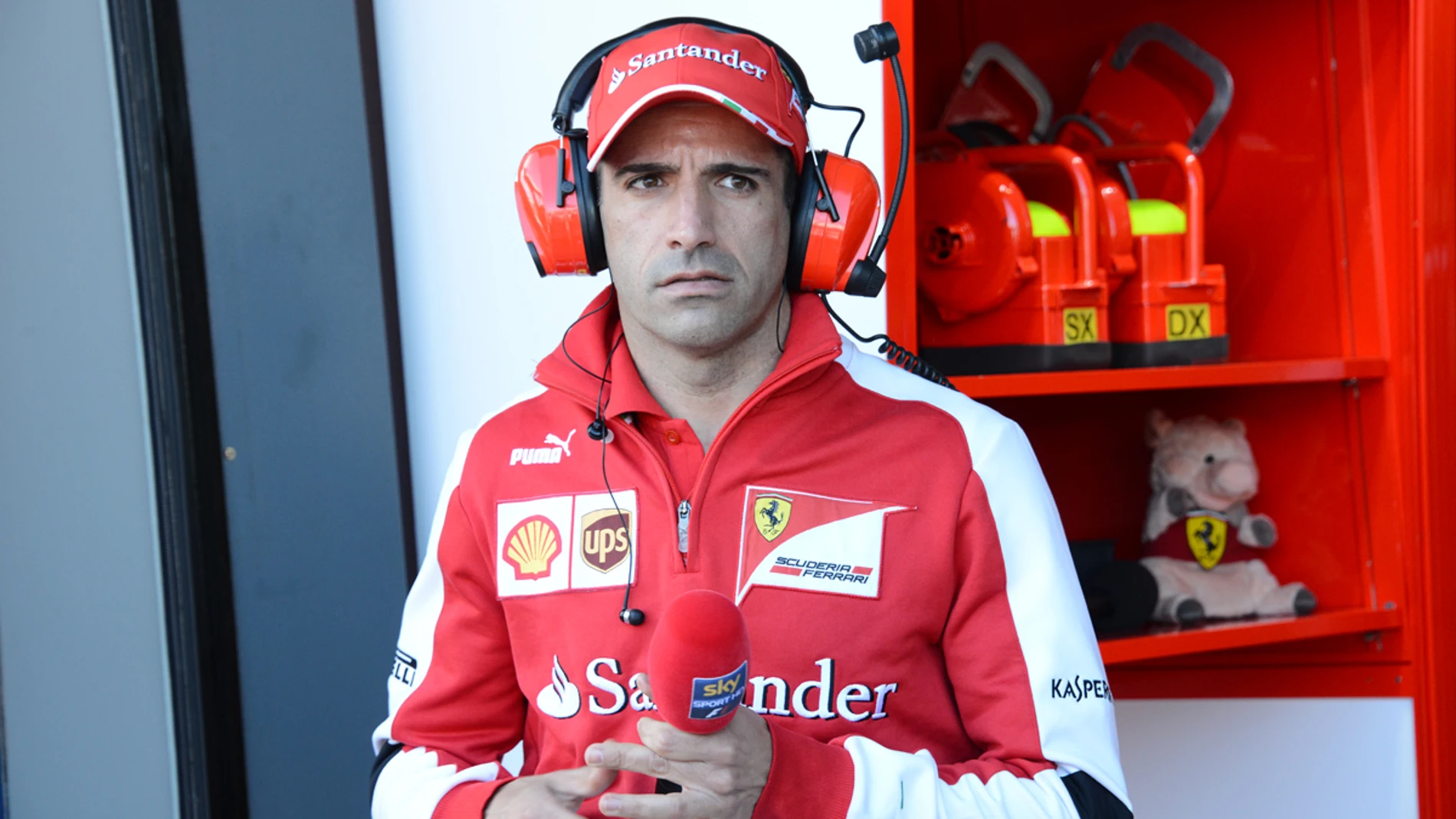 Marc Gené, en el box de Ferrari
