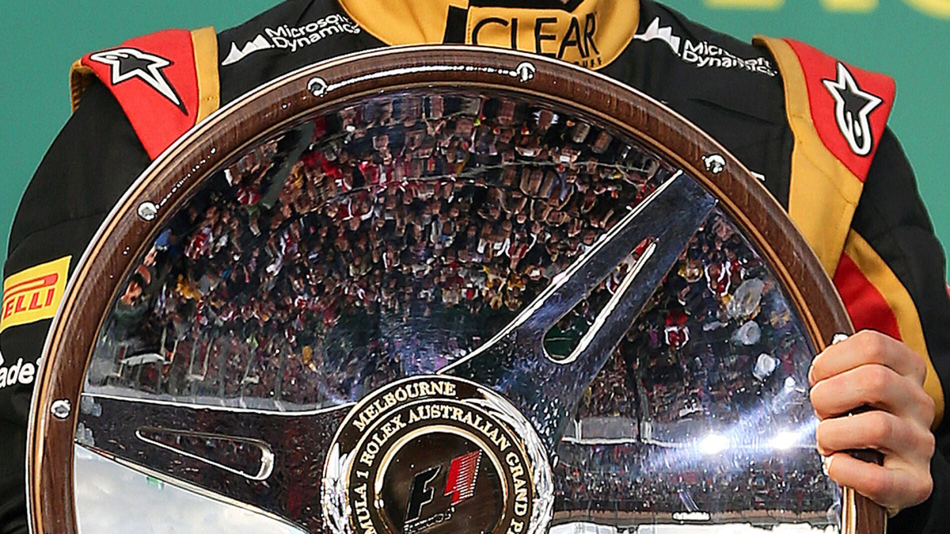 Kimi 'sonr&iacute;e' en el podio