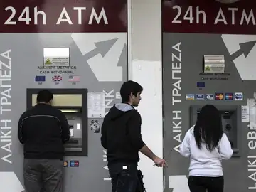 Varias personas sacan dinero de un cajero de Nicosia Varias personas sacan dinero de un cajero de Nicosia