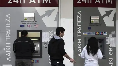 Varias personas sacan dinero de un cajero de Nicosia Varias personas sacan dinero de un cajero de Nicosia