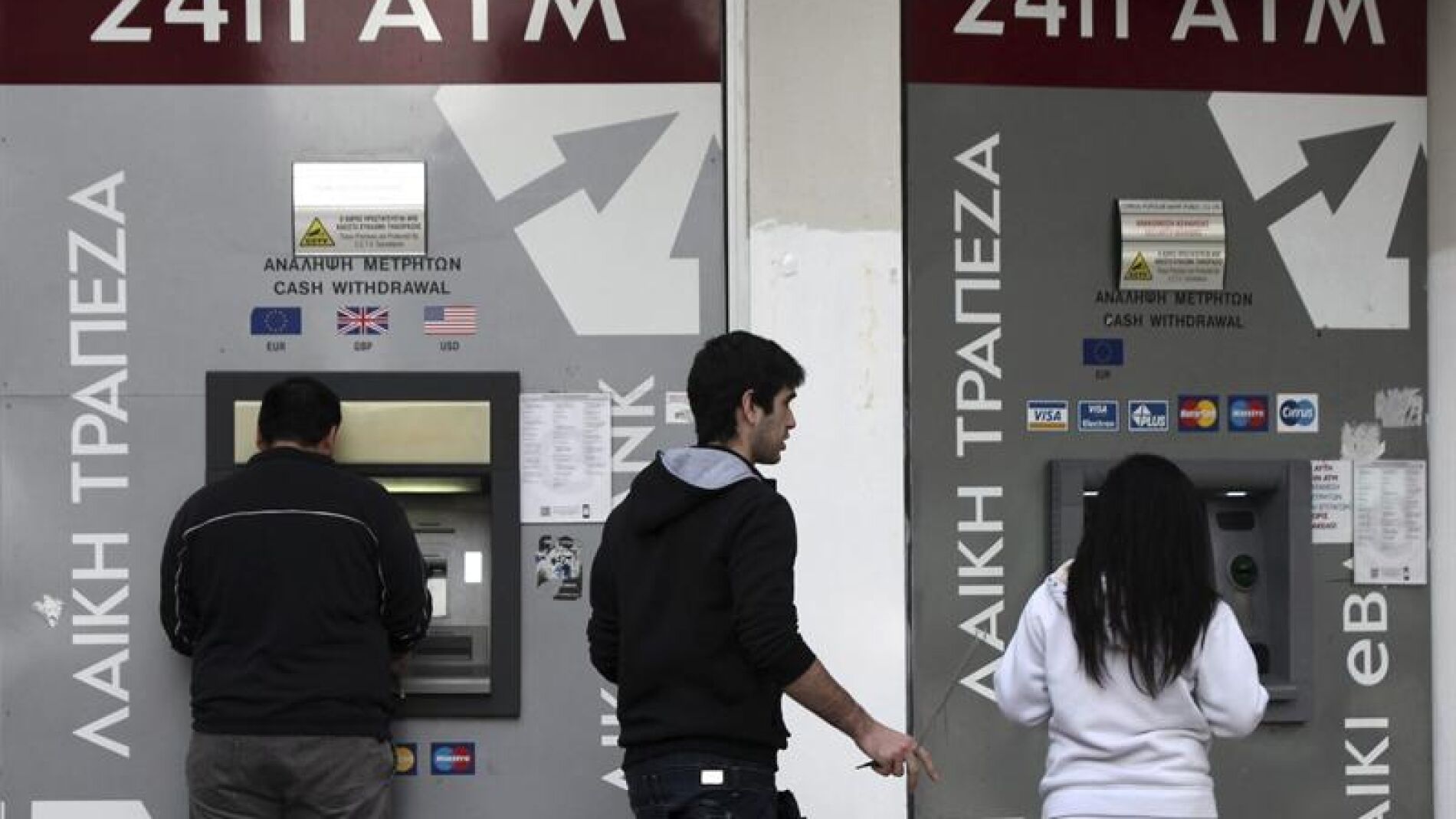 Varias personas sacan dinero de un cajero de Nicosia