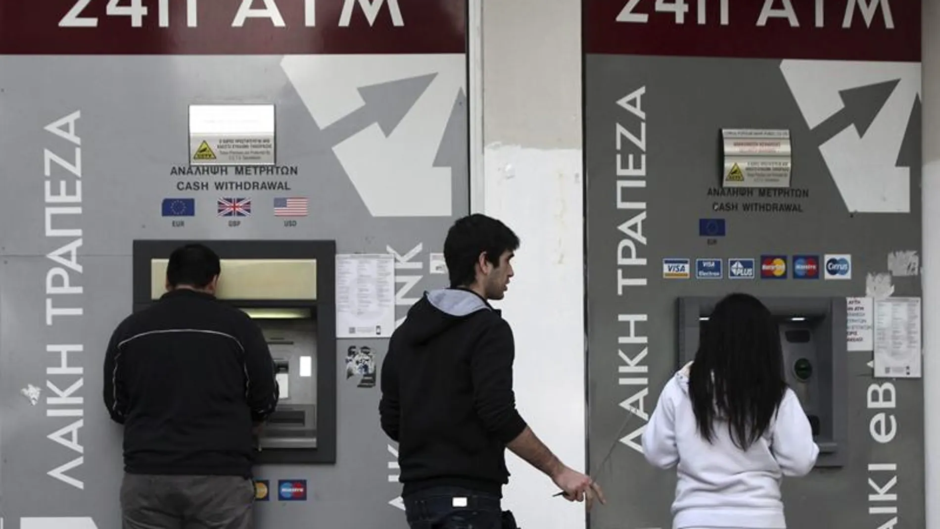 Varias personas sacan dinero de un cajero de Nicosia Varias personas sacan dinero de un cajero de Nicosia