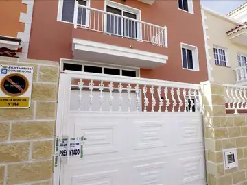 Acceso a la vivienda de la calle Basalto de Guía de Isora (Tenerife), donde se produjo el suceso Acceso a la vivienda de la calle Basalto de Guía de Isora (Tenerife), donde se produjo el suceso