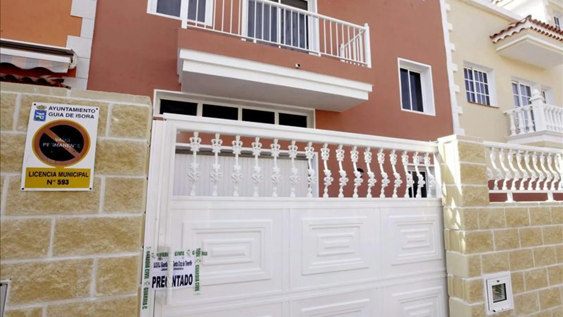 Acceso a la vivienda de la calle Basalto de Guía de Isora (Tenerife), donde se produjo el suceso Acceso a la vivienda de la calle Basalto de Guía de Isora (Tenerife), donde se produjo el suceso