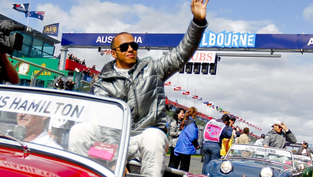 Lewis Hamilton saluda a los espectadores en Albert Park
