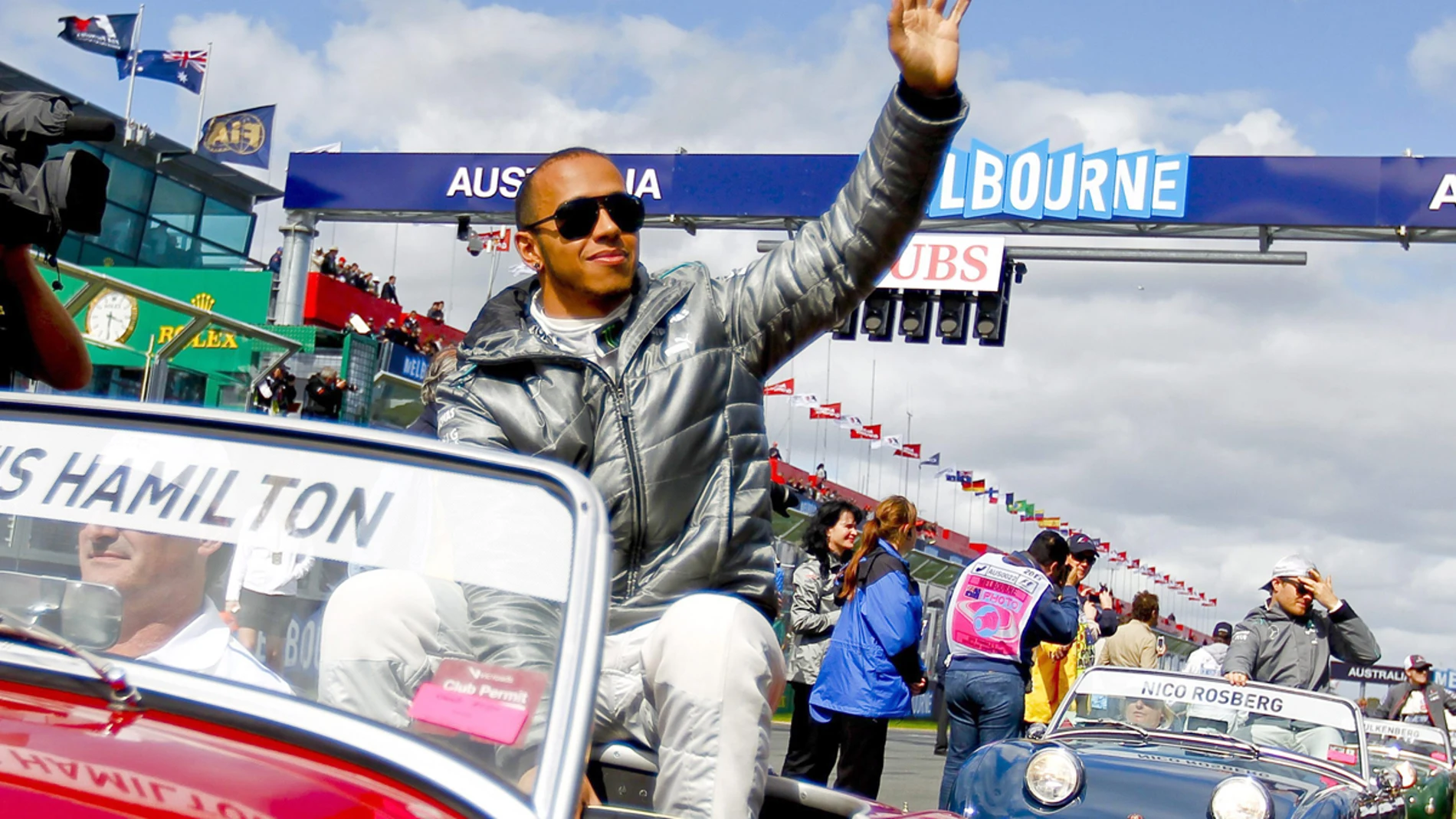 Lewis Hamilton saluda a los espectadores en Albert Park