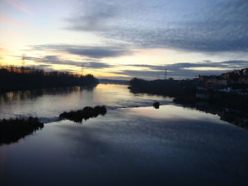 Atardecer sobre el río Duero a su paso por Tordesillas Atardecer sobre el río Duero a su paso por Tordesillas