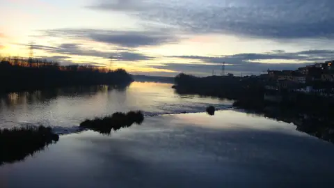 Atardecer sobre el río Duero a su paso por Tordesillas Atardecer sobre el río Duero a su paso por Tordesillas