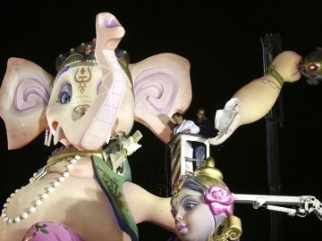 Falla de un elefante que representa al dios hindú Ganesha. 