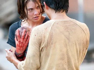 Maggie, con el recién nacido en sus brazos Maggie, con el recién nacido en sus brazos