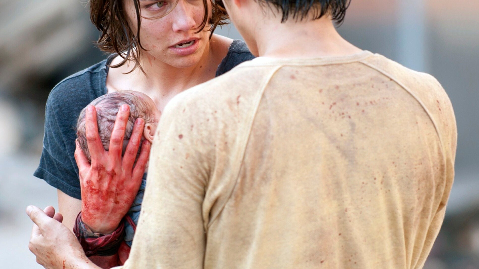 Maggie, con el recién nacido en sus brazos