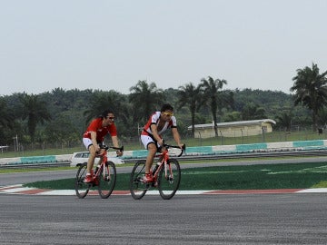 Alonso, en bici en Malasia
