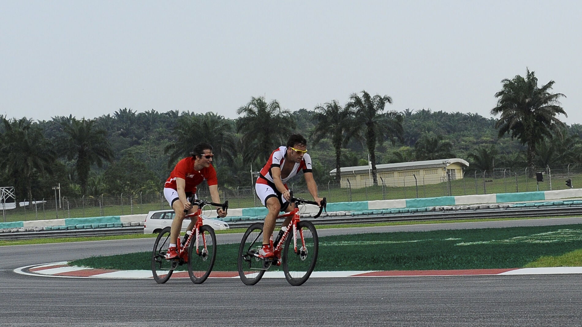 Alonso, en bici en Malasia