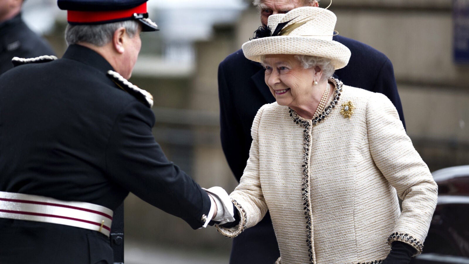 La Reina Isabel II reaparece para celebrar los 150 años del metro de Londres