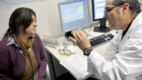 Un doctor en una consulta m&eacute;dica con una paciente