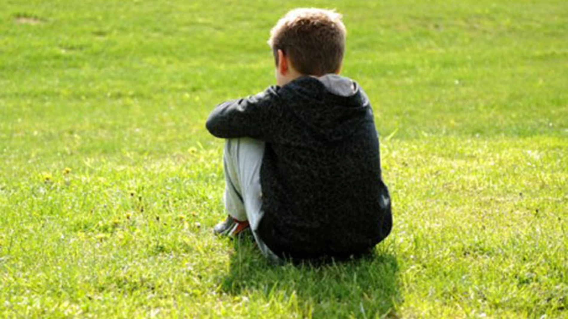 Un niño de espaldas Un niño de espaldas