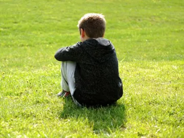 Un niño de espaldas Un niño de espaldas