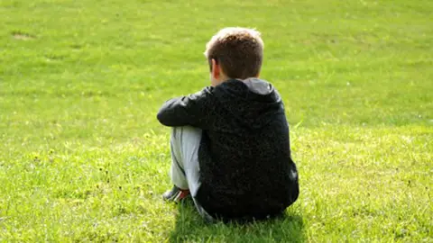 Un niño de espaldas Un niño de espaldas