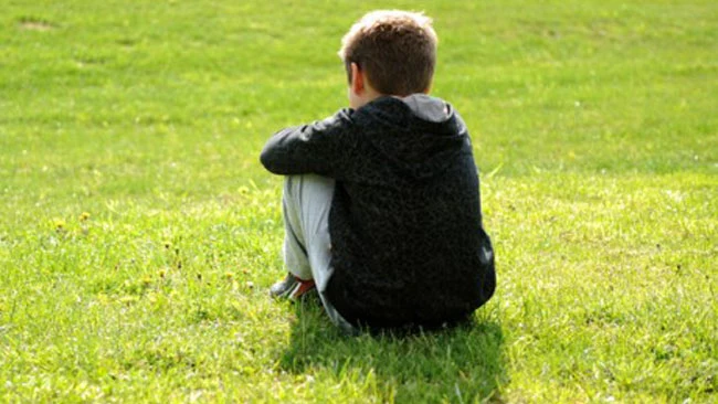 Un niño de espaldas Un niño de espaldas