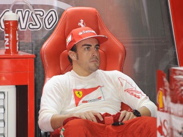 Alonso espera paciente en su silla