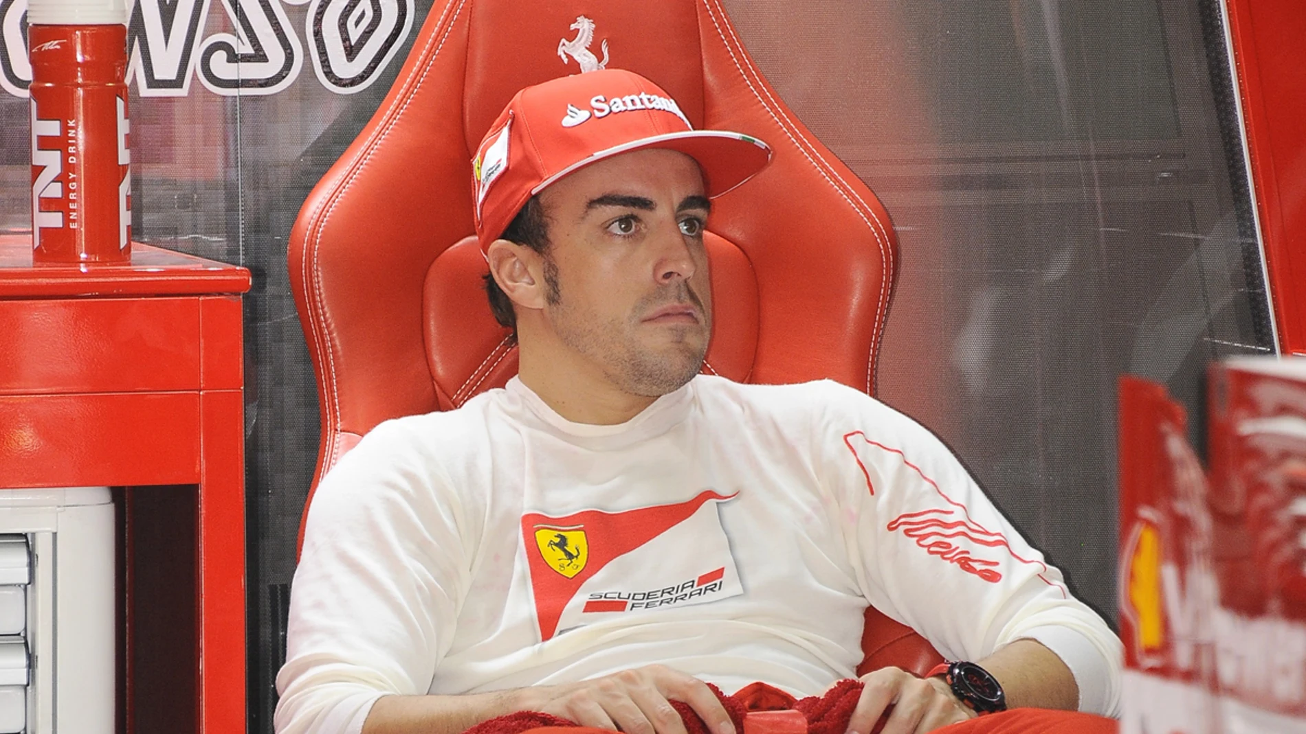Alonso espera paciente en su silla