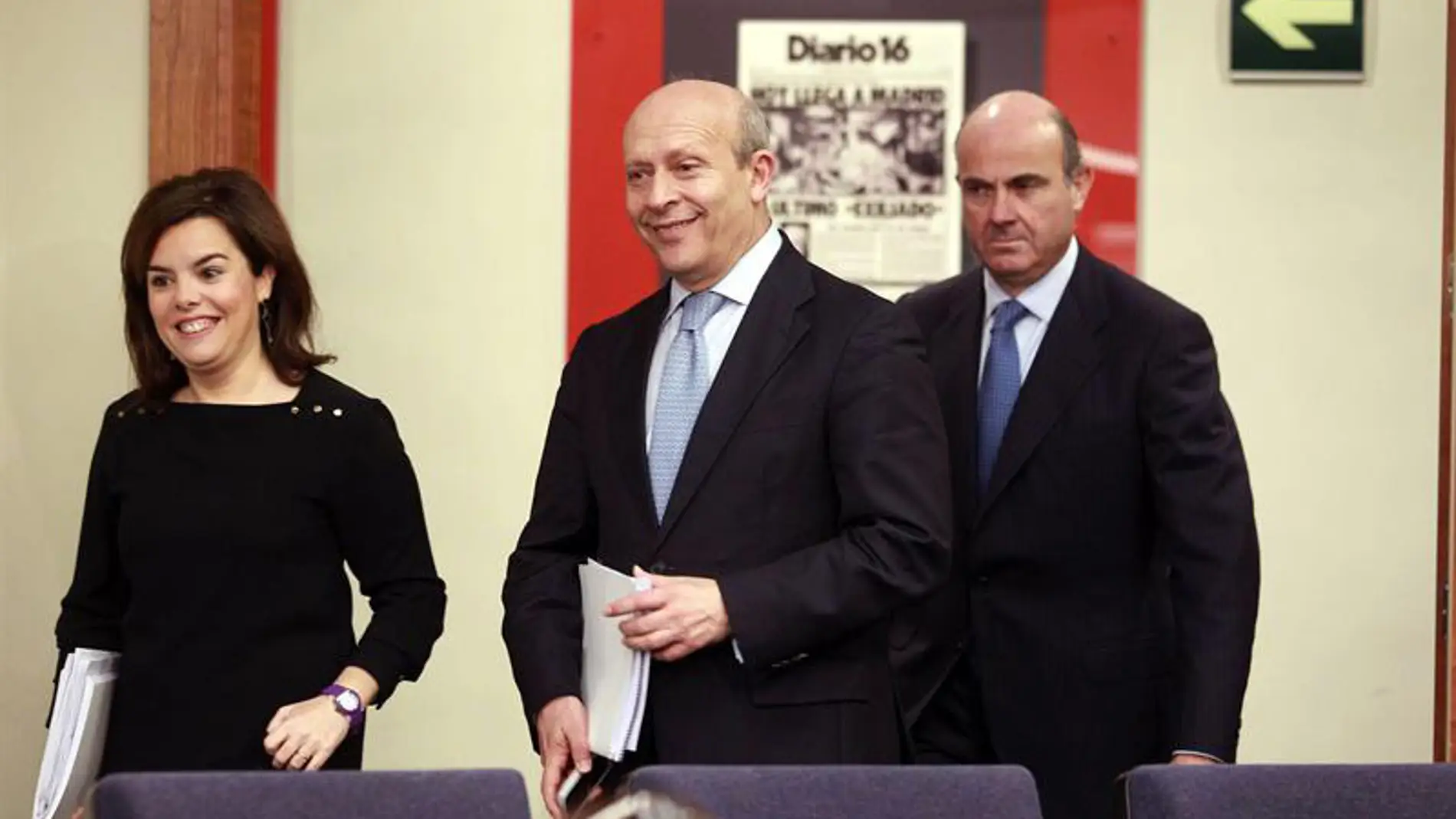 Sáenz de Santamaría, Wert y De Guindos, tras el consejo de ministros
