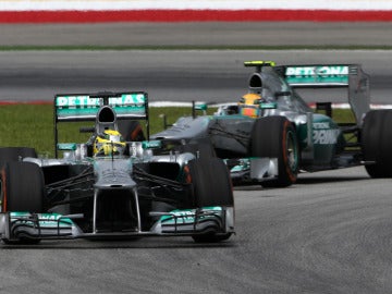 Rosberg, con Hamilton detrás