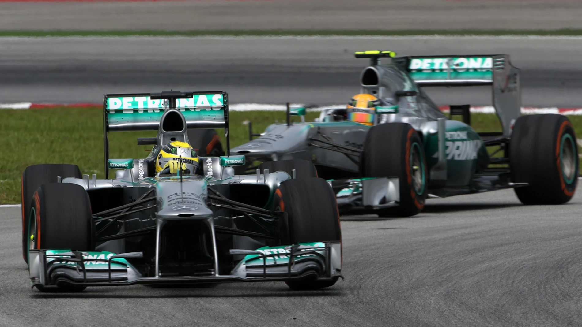 Rosberg, con Hamilton detrás
