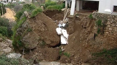 Una roca de 200 toneladas se desprende en Almedinilla y bloquea un río