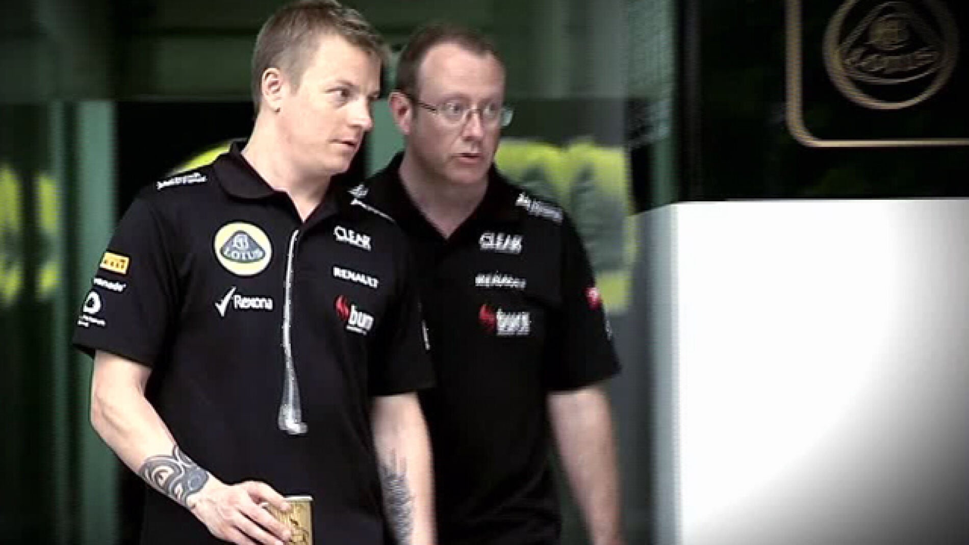 Kimi Raikkonen camina por Sepang