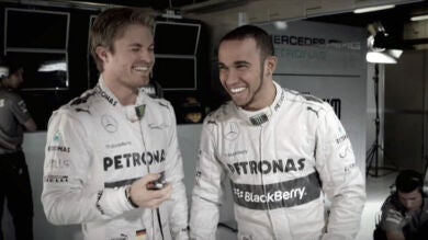Hamilton y Rosberg compiten... por ver quién se baja antes del Mercedes