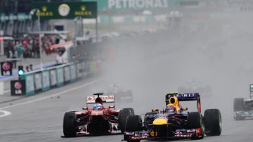Alonso pelea con Webber sin alerón