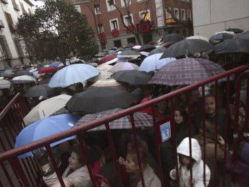 La lluvia se presenta en la procesión del Cristo de 'Los Estudiantes'