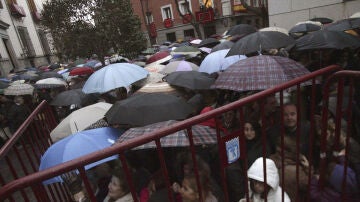 La lluvia se presenta en la procesión del Cristo de 'Los Estudiantes'