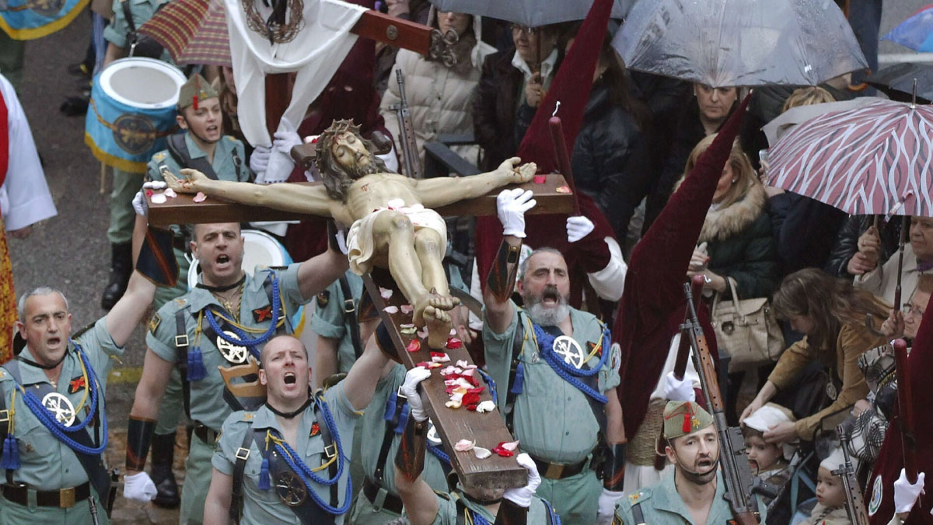 Paraguas en una de las procesiones de Semana Santa