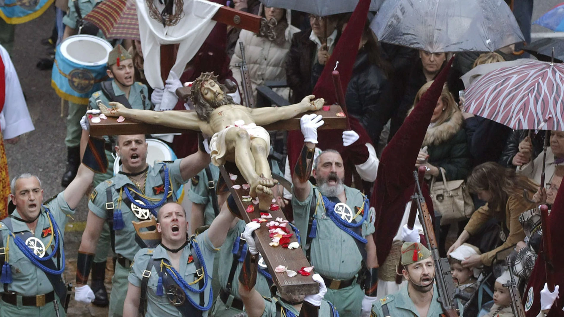 Paraguas en una de las procesiones de Semana Santa Paraguas en una de las procesiones de Semana Santa