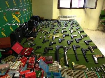 La Guardia Civil desarticula una organización criminal dedicada al tráfico de armas La Guardia Civil desarticula una organización criminal dedicada al tráfico de armas