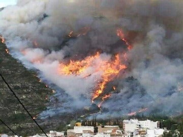 El incendio de Barx afecta ya a tres municipios El incendio de Barx afecta ya a tres municipios