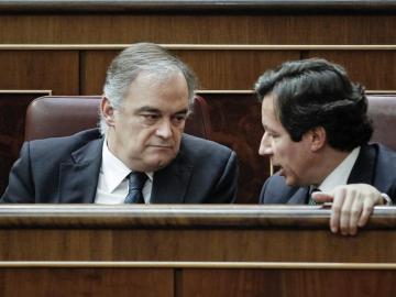 Esteban González Pons, afectado por el acoso de la PAH, charla con el portavoz del PP en el Congreso, Alfonso Alonso Esteban González Pons, afectado por el acoso de la PAH, charla con el portavoz del PP en el Congreso, Alfonso Alonso