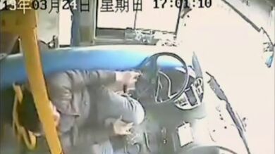 Un conductor de autobús esquiva un poste que atraviesa el parabrisas y salva a los viajeros