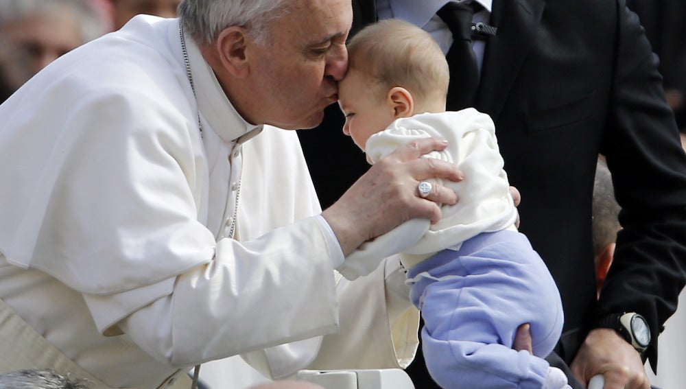 El Papa Francisco besa a un niño