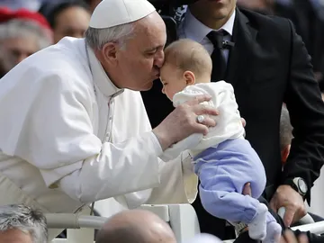El Papa Francisco besa a un niño El Papa Francisco besa a un niño