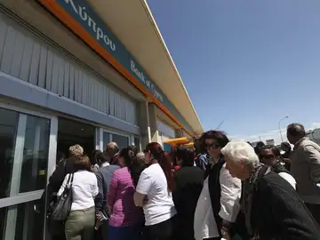 Largas colas en los bancos de Chipre Largas colas en los bancos de Chipre