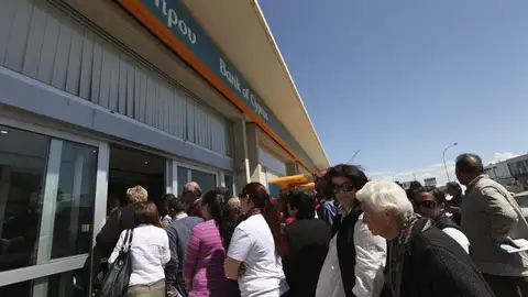 Largas colas en los bancos de Chipre Largas colas en los bancos de Chipre