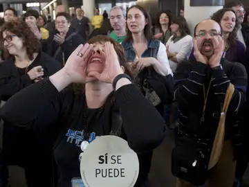 Manifestantes frente a los juzgados Manifestantes frente a los juzgados